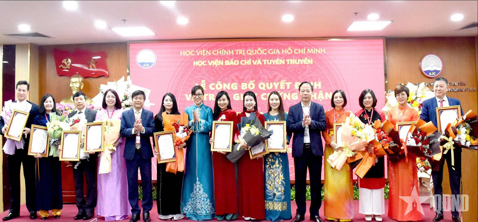 Trao giấy chứng nhận đạt tiêu chuẩn kiểm định chất lượng giáo dục cho 12 chương trình đào tạo